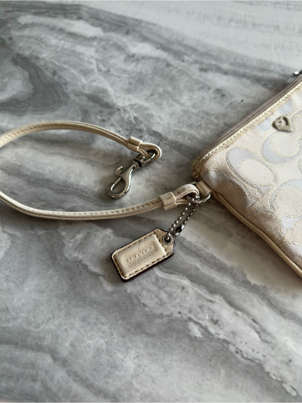 Coach Poppy Signature Jacquard Heart Wristlet - Picture 3 of 8